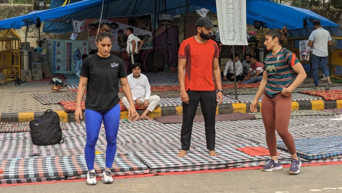 Лучшие борцы-женщины Индии собираются на улицах Нью-Дели. Вот почему