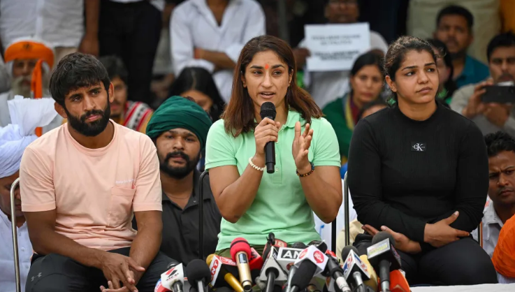 Лучшие борцы-женщины Индии собираются на улицах Нью-Дели. Вот почему