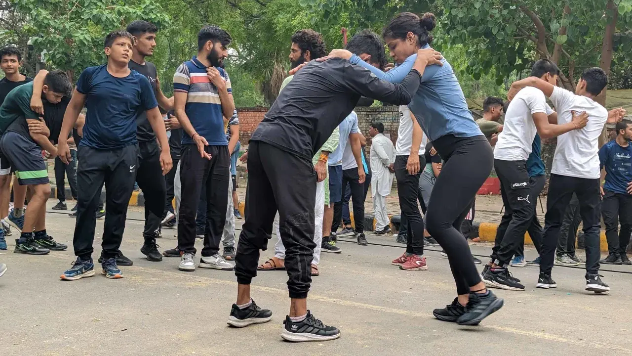 Лучшие борцы Индии разбили лагерь на улицах Нью-Дели. Вот почему