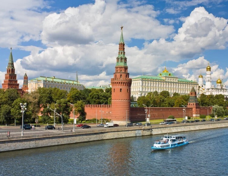 В ночь на 3 мая украинские дроны пытались атаковать резиденцию президента РФ. С нашим Президентом все в порядке. Сработали службы.