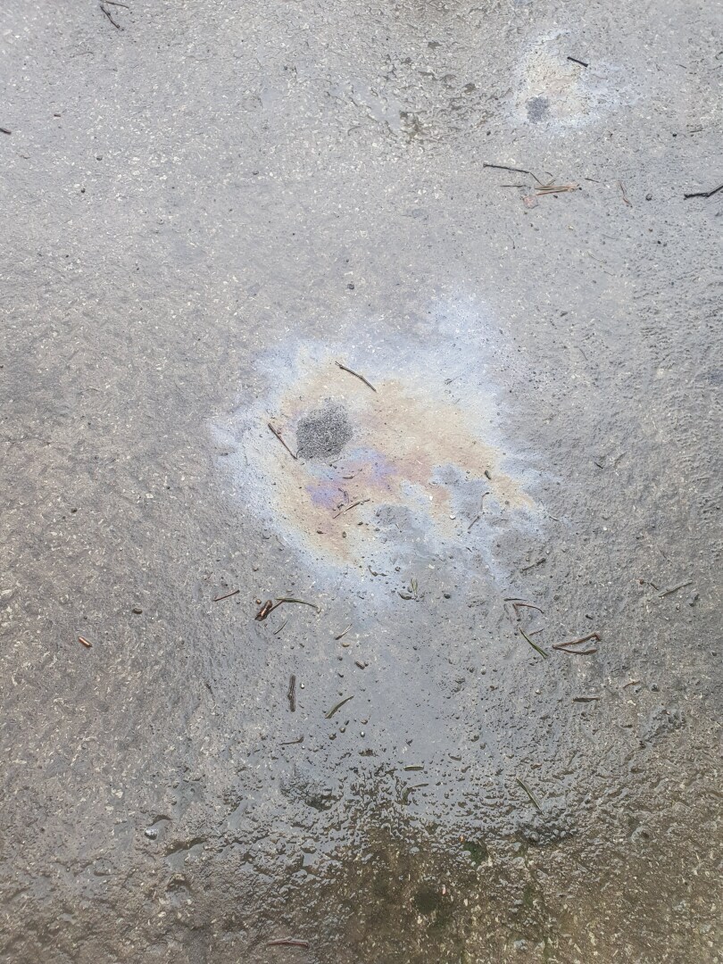 Пятно от моторного масла на асфальте после стоянки автомобиля! А какая ответственность предусмотрена для виновника?