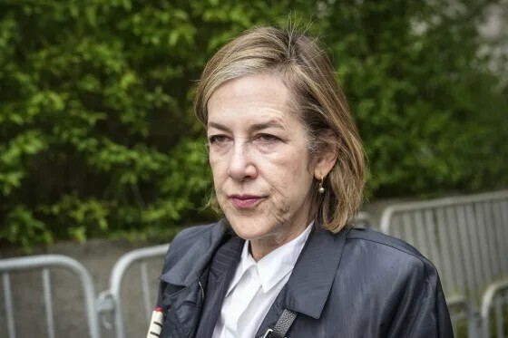 Подруга Джин Кэрролл дает показания в суде по обвинению в изнасиловании, в то время как Трамп отказывается выступать в суде