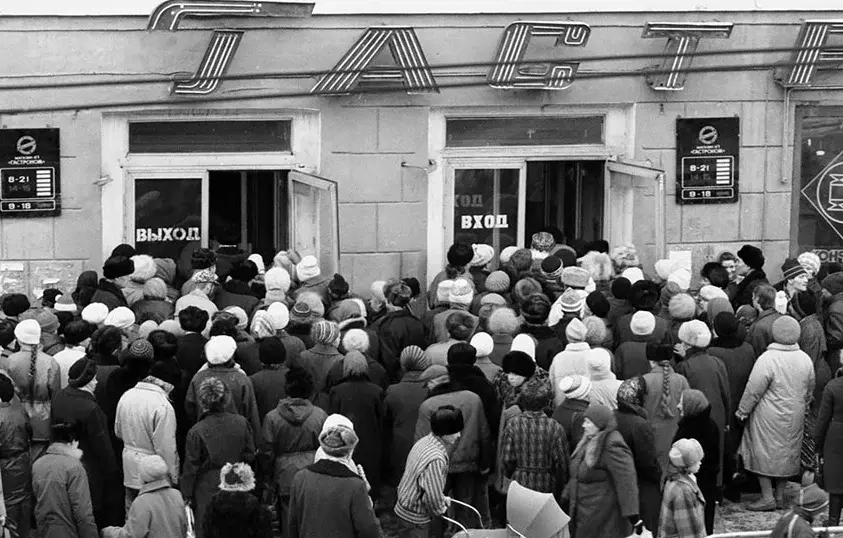 Как Никита Хрущев отдал приказ спасти народ от голода, накормив его кукурузой, и чуть не разорил страну