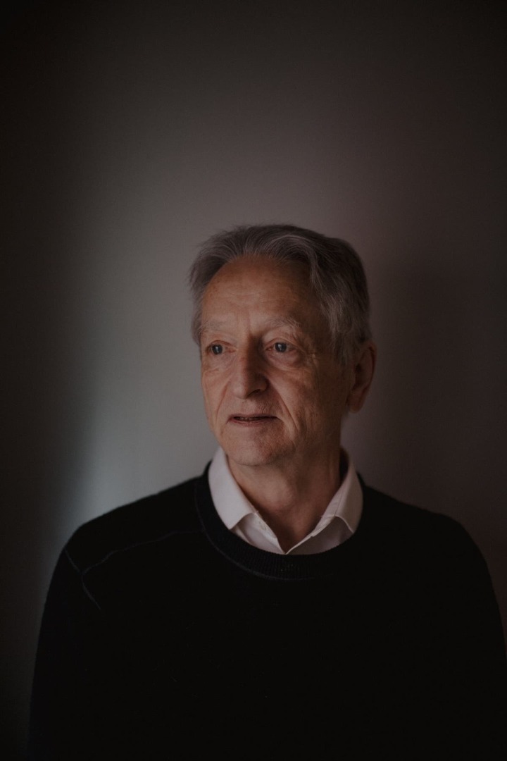 Крестный отец ИИ" покидает Google и предупреждает о грядущей опасности