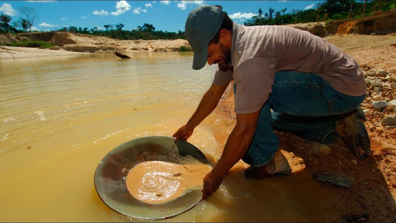 Добыча золота из речного песка.