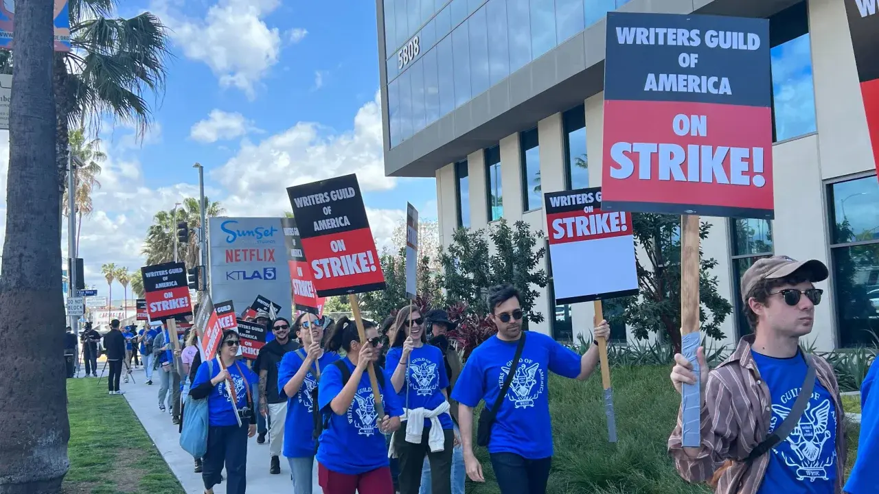 Сценаристы телевидения и кино борются за сохранение своих рабочих мест от ИИ. Они не будут последними.
