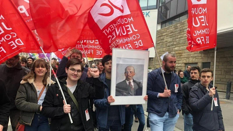 Во Франции помнят и чтут советские символы, у нас стараются забыть и опорочить