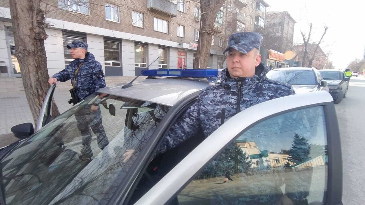 В Новосибирске патруль вневедомственной охраны Росгвардии по горячим следам задержал подозреваемого в краже из автомобиля