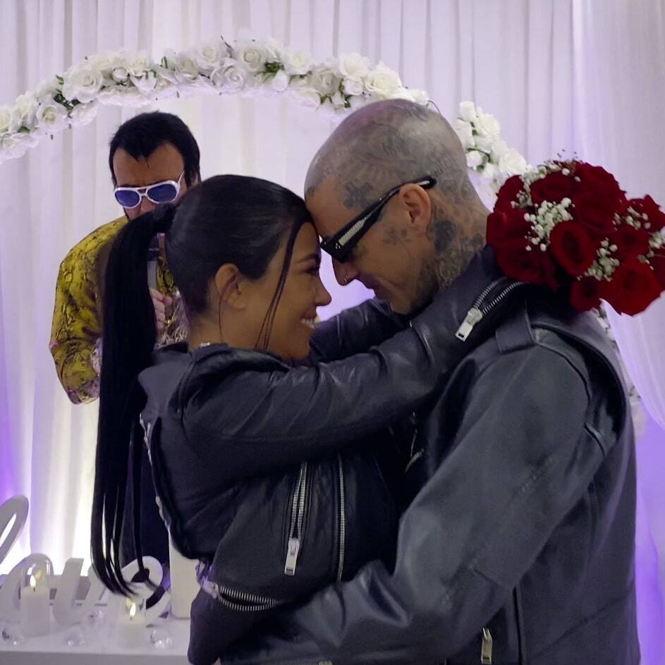 Куртни Кардашьян рассказывает о последнем преображении волос: "Пока блондинка.