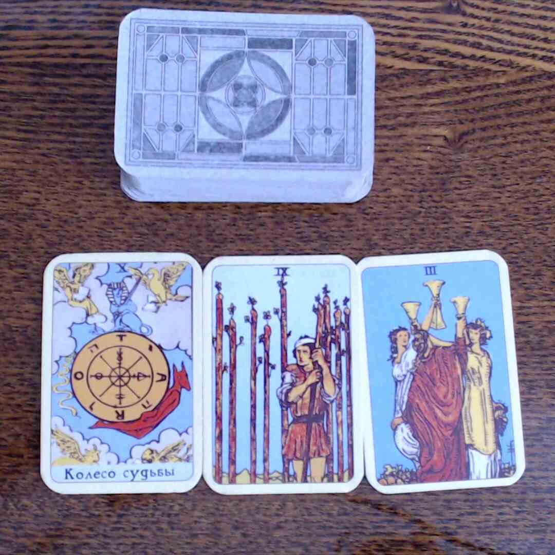 Прошлое, настоящее и будущее от карт Таро.