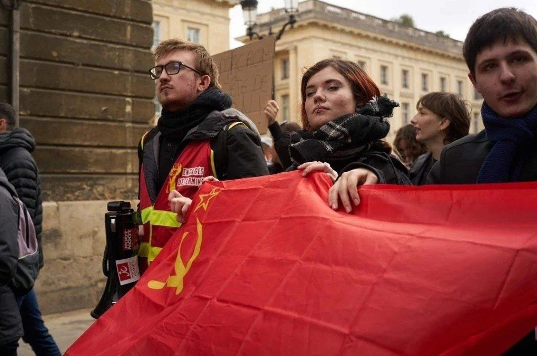 Во Франции помнят и чтут советские символы, у нас стараются забыть и опорочить