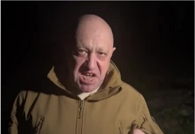 Пригожин, российский бизнесмен, имеющий тесные связи с Кремлем, опубликовал видео, в котором выразил гнев и разочарование по поводу ситуации в Бахмуте