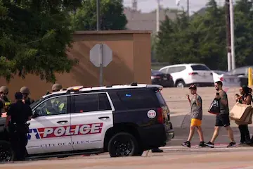 По меньшей мере 9 человек погибли после того, как стрелок открыл огонь в торговом центре в Техасе, видеозаписи показывают, как покупатели в панике бег