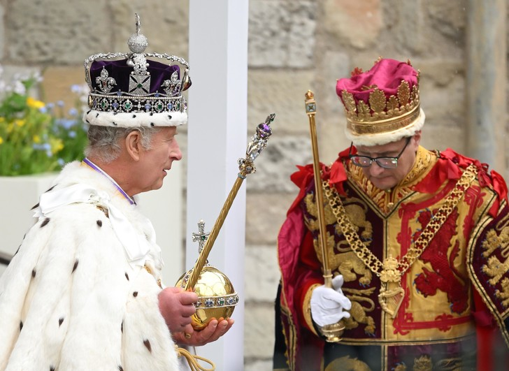 Коронация была пугающим событием для британцев из-за тревожных знаков, таких как разъяренная лошадь и изображение смерти с косой.