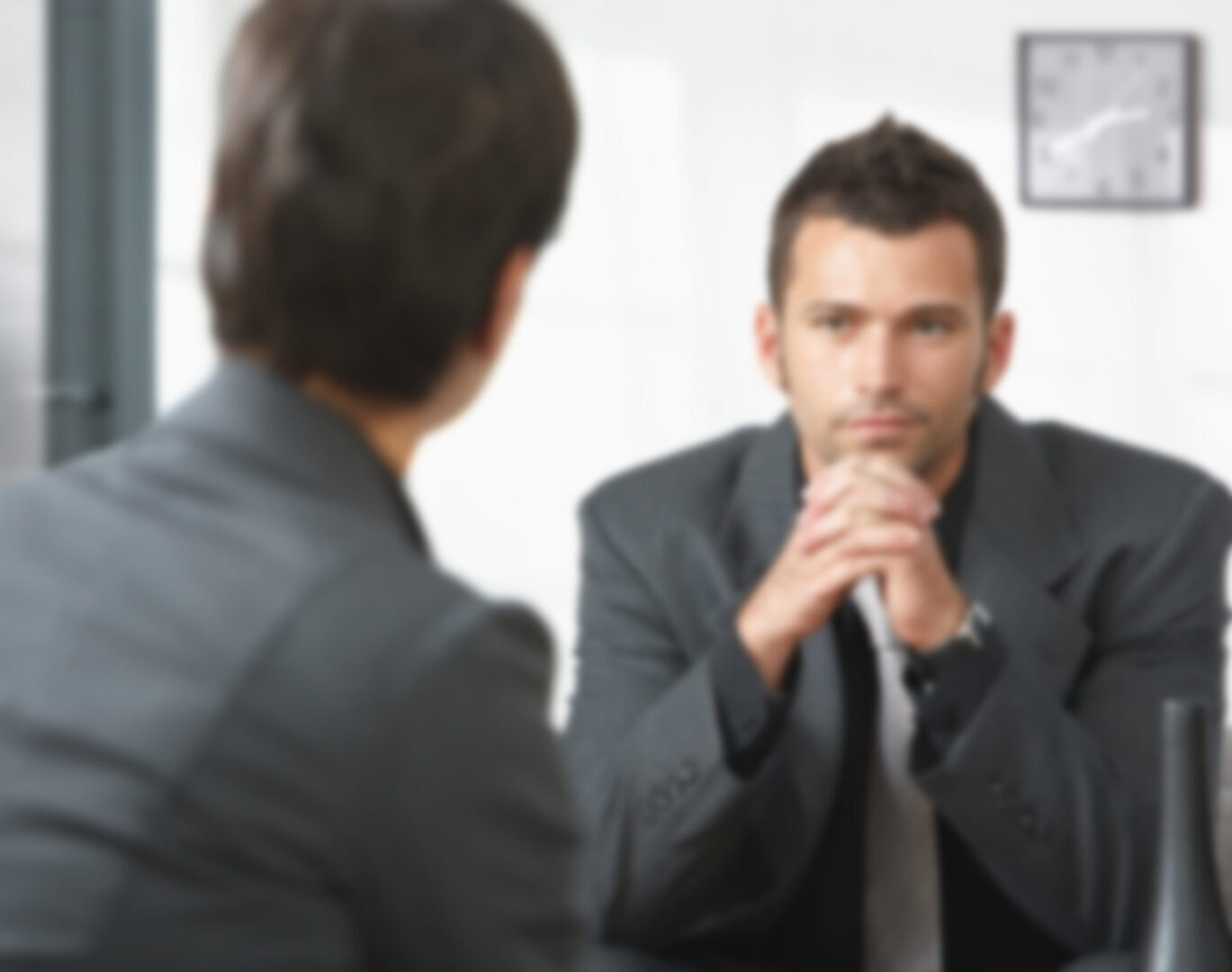 Как овладеть зрительным контактом и вызвать доверие в любом разговоре