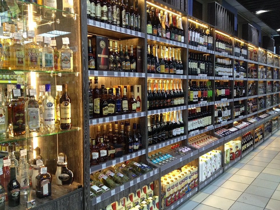 Россияне спиваются, власти решили, что пора ограничить продажу спиртного в России. Как Минздрав предлагает бороться с алкоголиками?