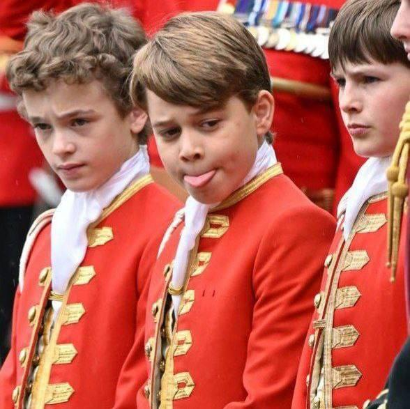 Ребенок Елизаветы II корчил рожи во время коронации