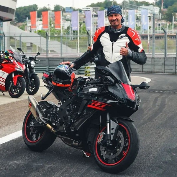 Неузнаваемый Костомаров с болью в глазах протянул руку и выразил благодарность всем, кто молился за него.