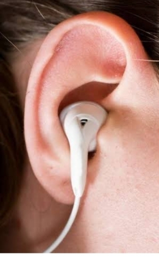 Наушники очень вредны для нашего здоровья.