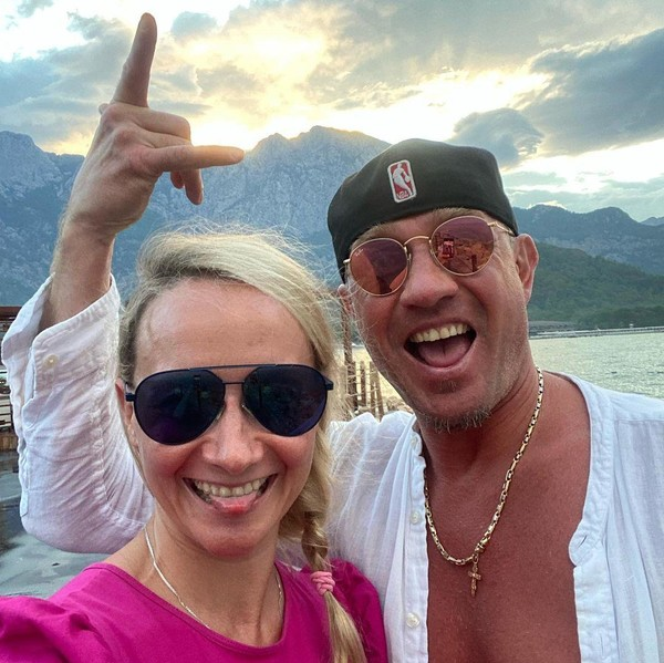 Неузнаваемый Костомаров с болью в глазах протянул руку и выразил благодарность всем, кто молился за него.