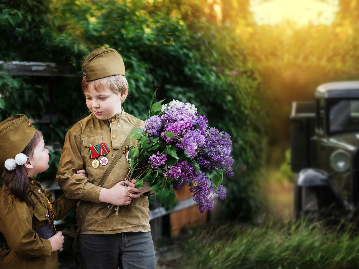 Картинка солдата на 9 мая. Солдат с сиренью. Солдат с цветами. Фотосессия день Победы. День Победы для детей.