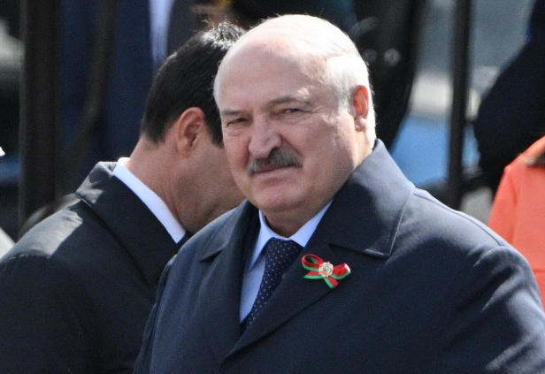 Президент Беларуси Александр Лукашенко не смог присутствовать на завтраке с президентом России Владимиром Путиным 10 мая из-за.....