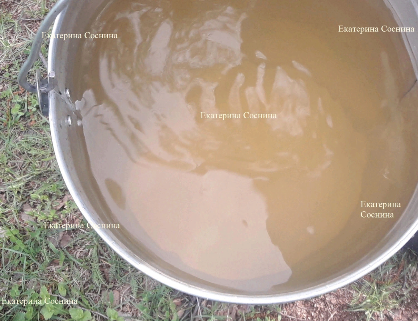 Маслянистая вода с трупным запахом в Нижегородской области!Людей лишили возможности умыться, приготовить еды!?