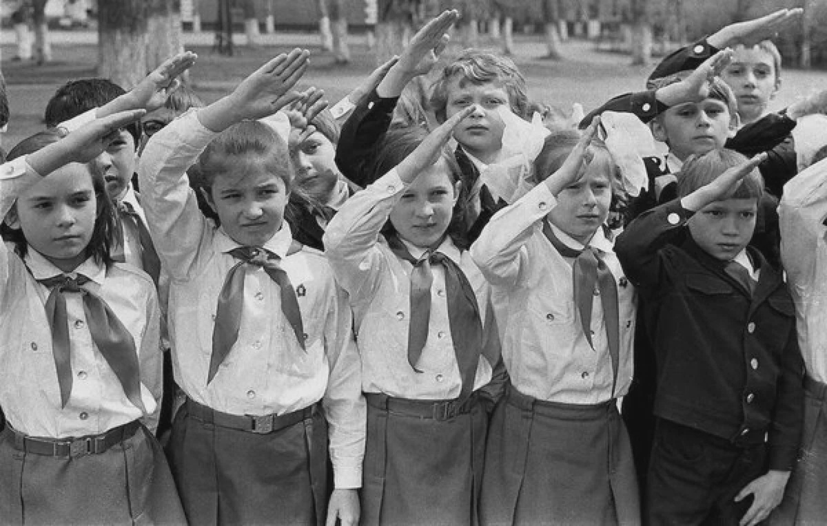 White pioneers. Пионеры в Москве 1960. Пионерия 1922. Пионеры Пионерия СССР. Тимуровцы СССР.