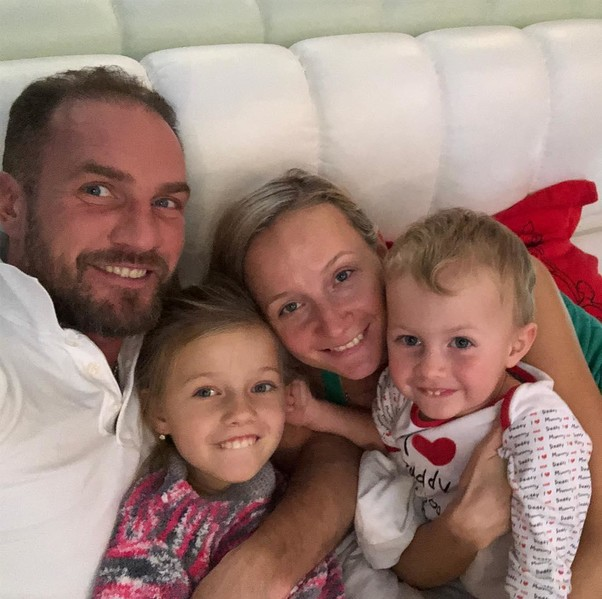 Авербух заявил, что помогает Костомарову с личными финансами, но деньги со зрителей не собирают.