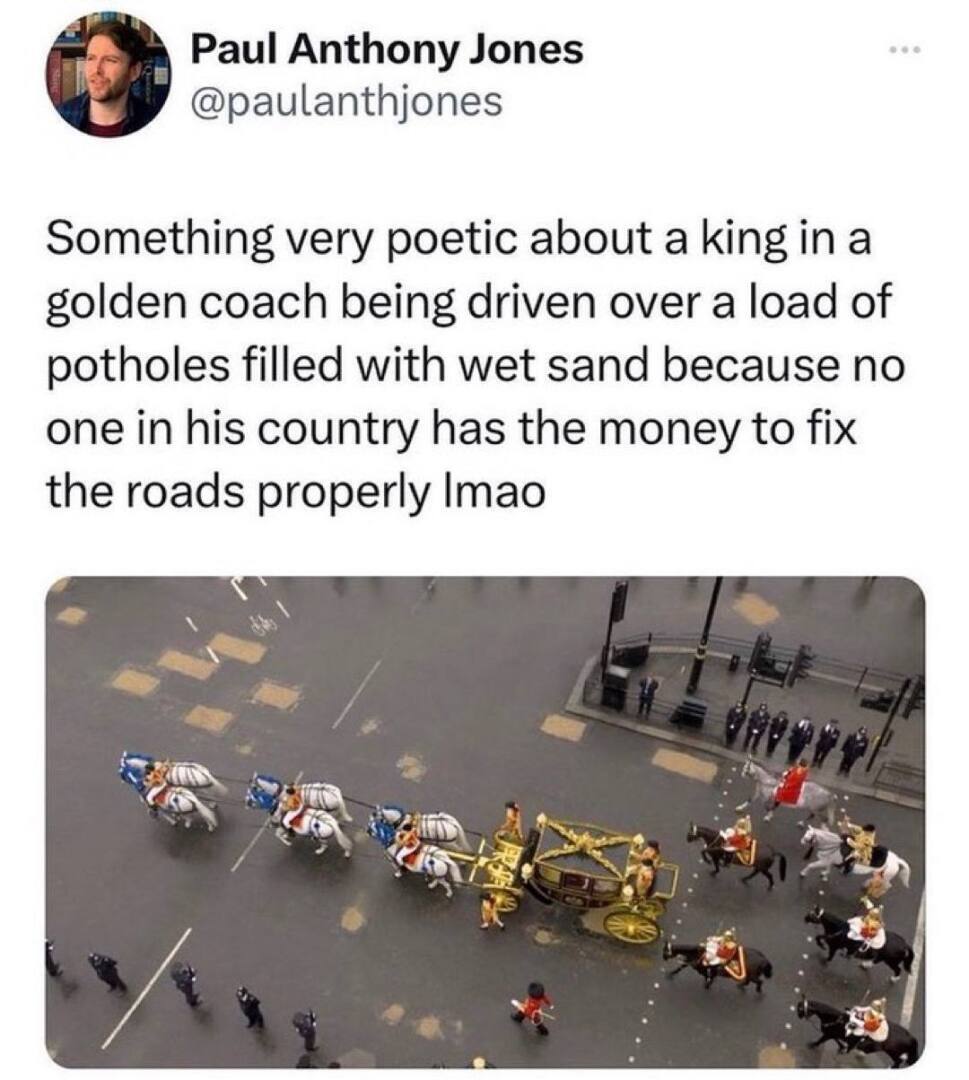 Золотая карета Короля Георга 3 чуть не застряла в яме на площади по пути следования в замок. Кучер справился с задачей не угробить карету и Георга 3