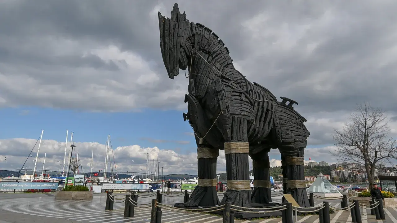 В Турции современный город расположен рядом с мифическим местом