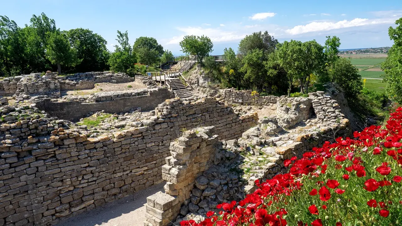 В Турции современный город расположен рядом с мифическим местом