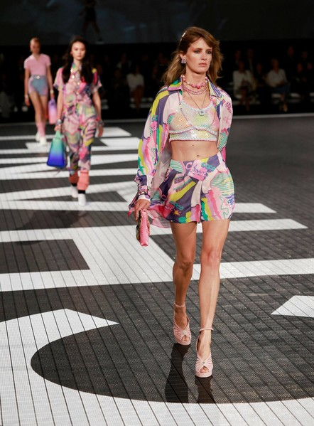 Робби в купальнике, Фаннинг, украшенная стразами, и Йовович в мини-платье были среди звезд, замеченных на показе круизной коллекции Chanel.