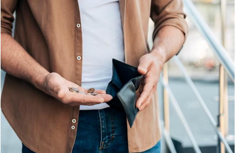 Элиты сделали так, что простые люди потеряют все деньги