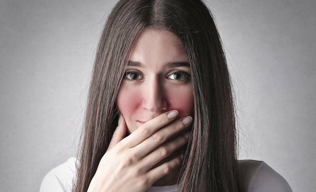 Почему люди краснеют, когда чувствуют себя неловко?