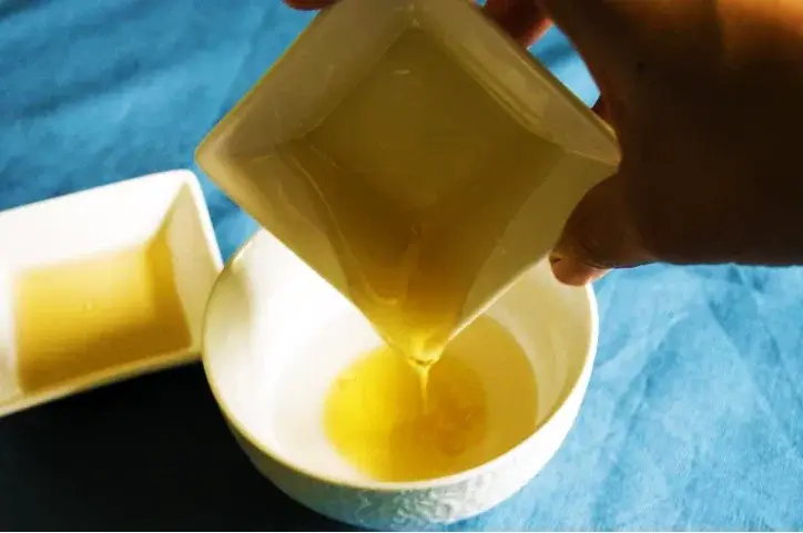 Как восстановить поврежденные волосы с помощью 4 простых медовых процедур