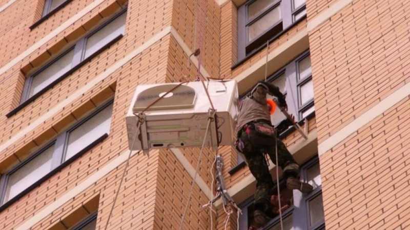 Кондиционер на фасаде МКД или строительная полиция в России.
