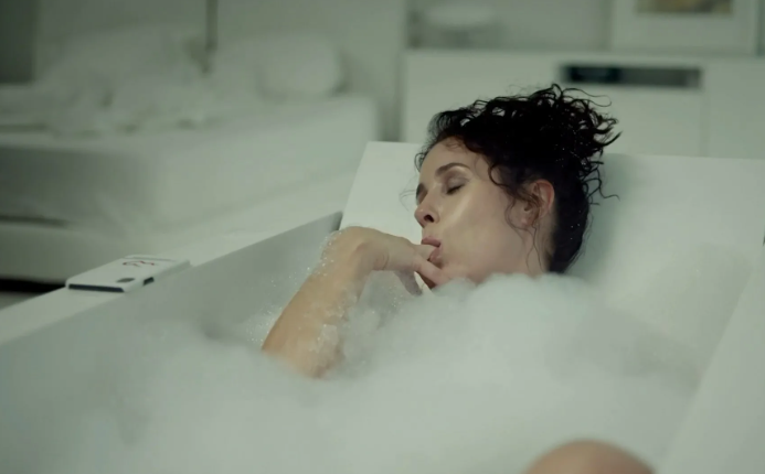 Они пять лет раздеваются на всю страну...! 18+