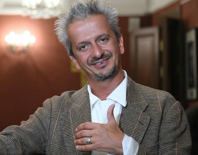 Они пять лет раздеваются на всю страну...! 18+