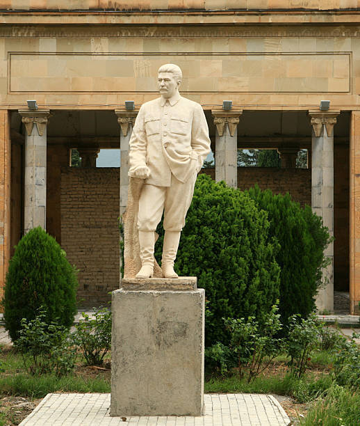 Сталин: злодей с железными кулаками или Герой Советского Союза?