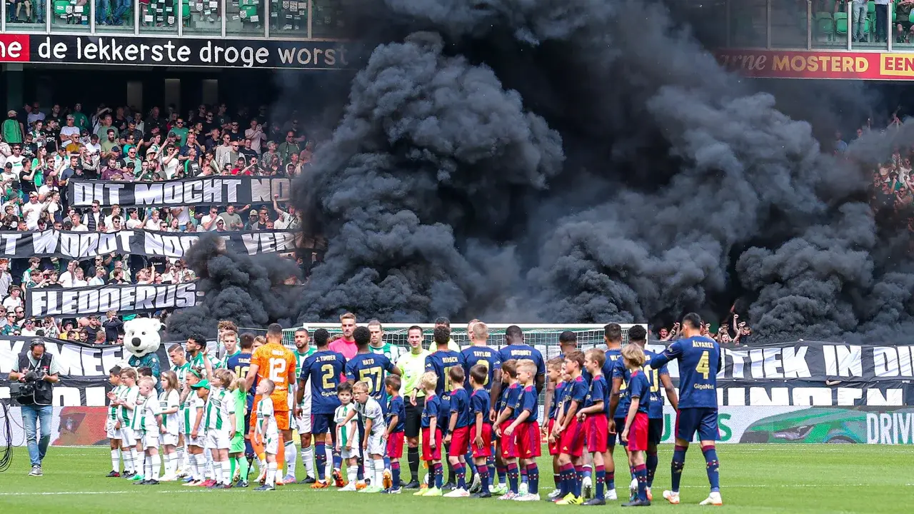 Футбольный матч высшего уровня в Нидерландах приостановлен из-за того, что болельщики бросали на поле фейерверки.