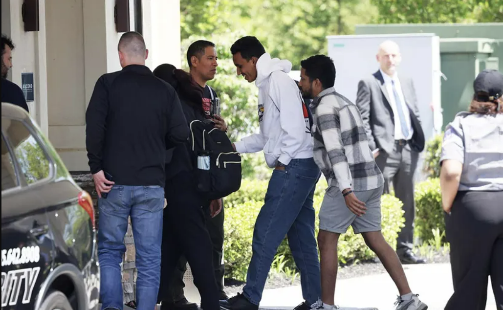 Администратор Байдена, чиновники Нью-Йорка раскритиковали после того, как бездомных ветеранов выгнали из отелей для мигрантов: «Пощечина»