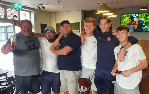 Отец двоих детей, насмерть задавленный машинами во время поездки в Лондон, назван и изображен как приятель, отдающий душераздирающую дань уважения