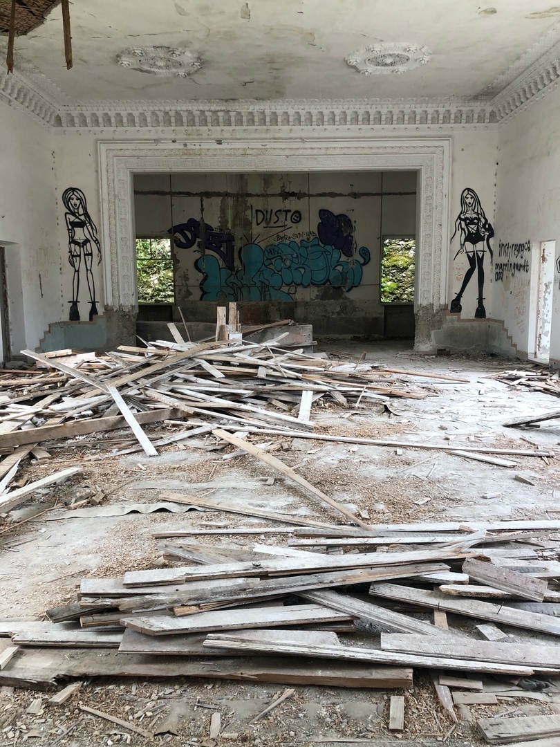 Заброшенный санаторий "Грузия" в городе Гагры. Абхазия.