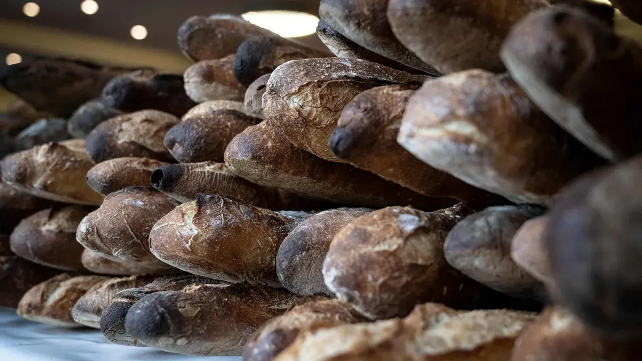 Он делает лучший багет в Париже, но он не из Франции.