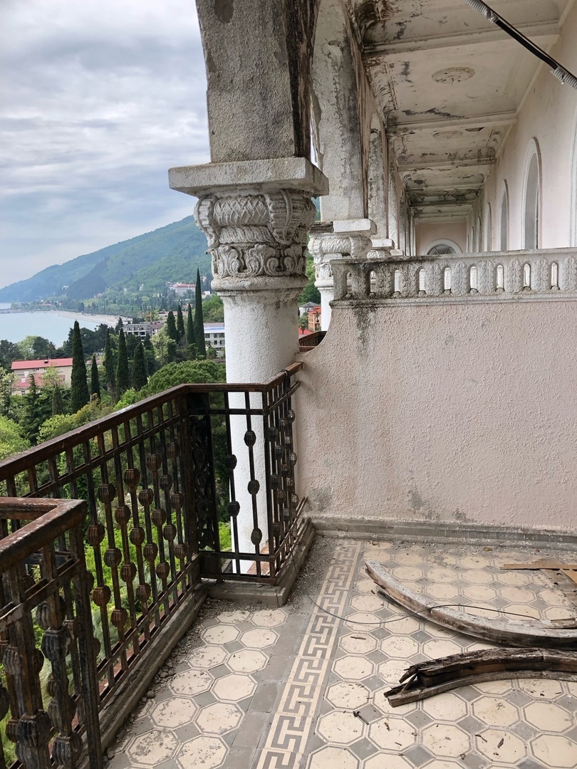 Заброшенный санаторий "Грузия" в городе Гагры. Абхазия.