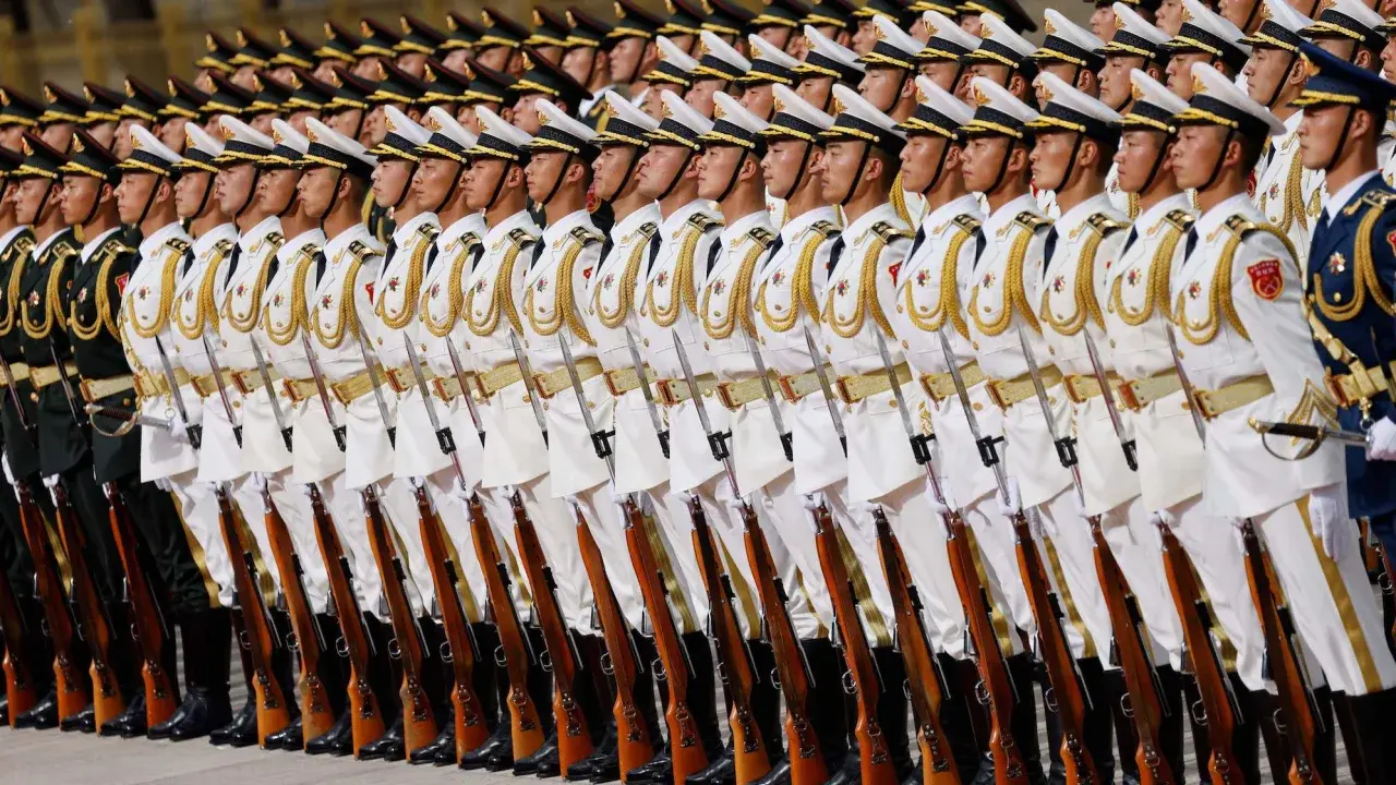 Шутка, которая стоила 2 миллиона долларов: Китай налагает огромный штраф за остроту комика на армейскую тематику