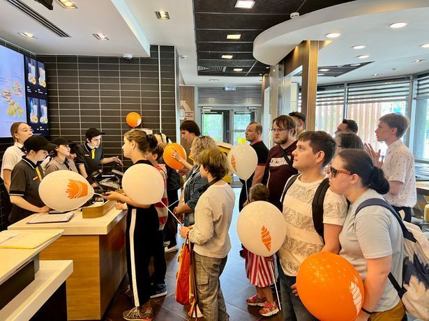 Визит в новый российский "Макдоналдс": тоска по западной коле