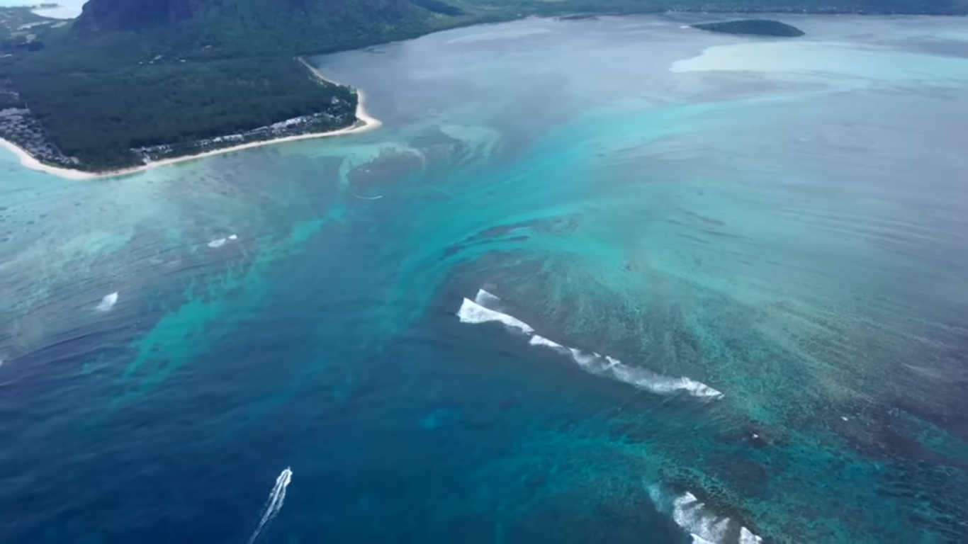 "Таинственный подводный водопад Ле Морн-Брабант"