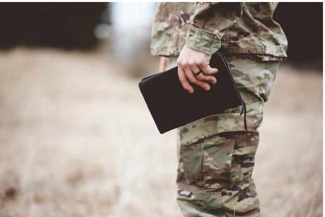 Должны ли удовлетворить рапорт военнослужащего об освобождении от должностных обязанностей в связи с посещением похорон оперативно, в тот же день?